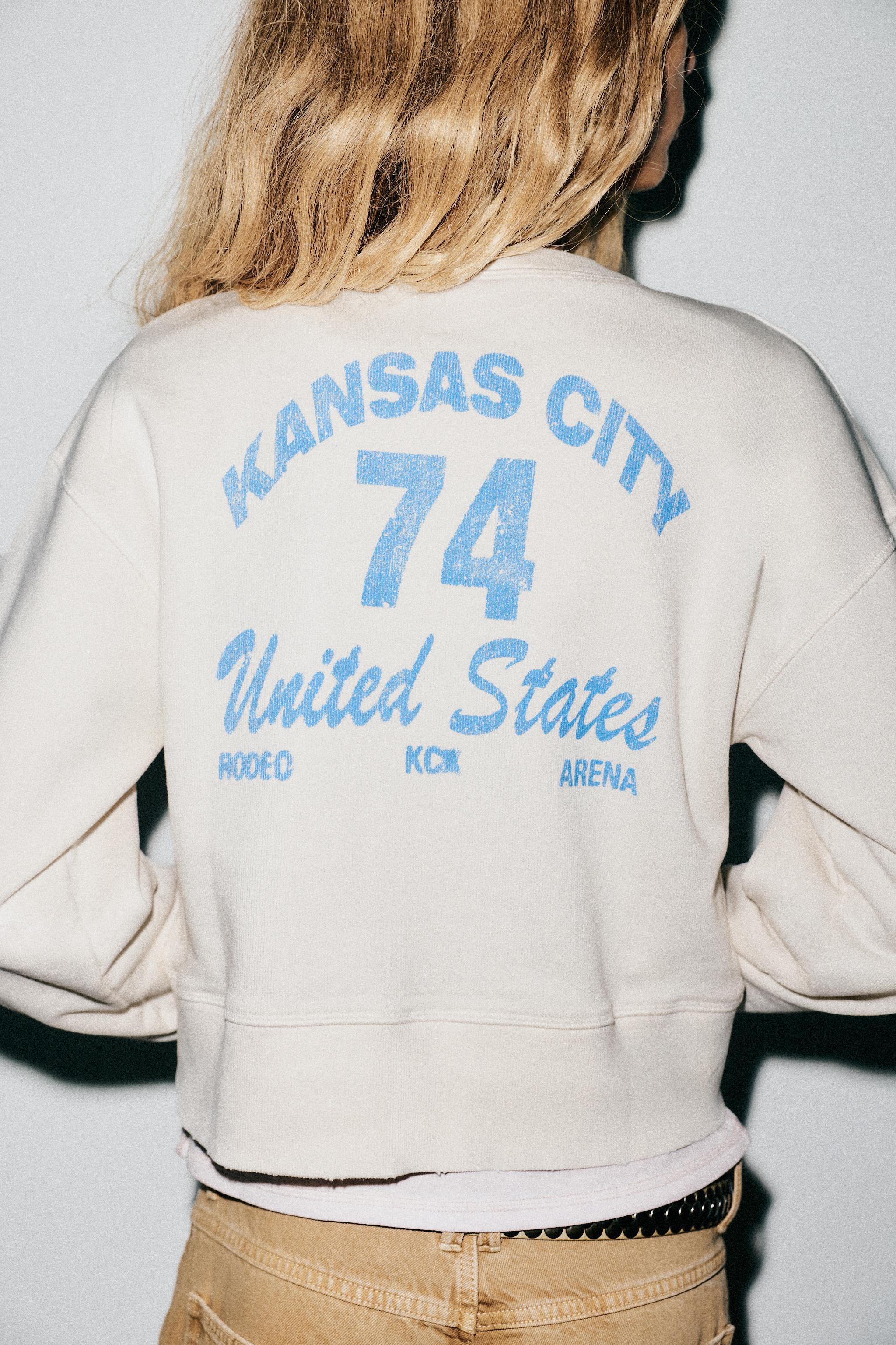 TEXT CROP SWEATSHIRT